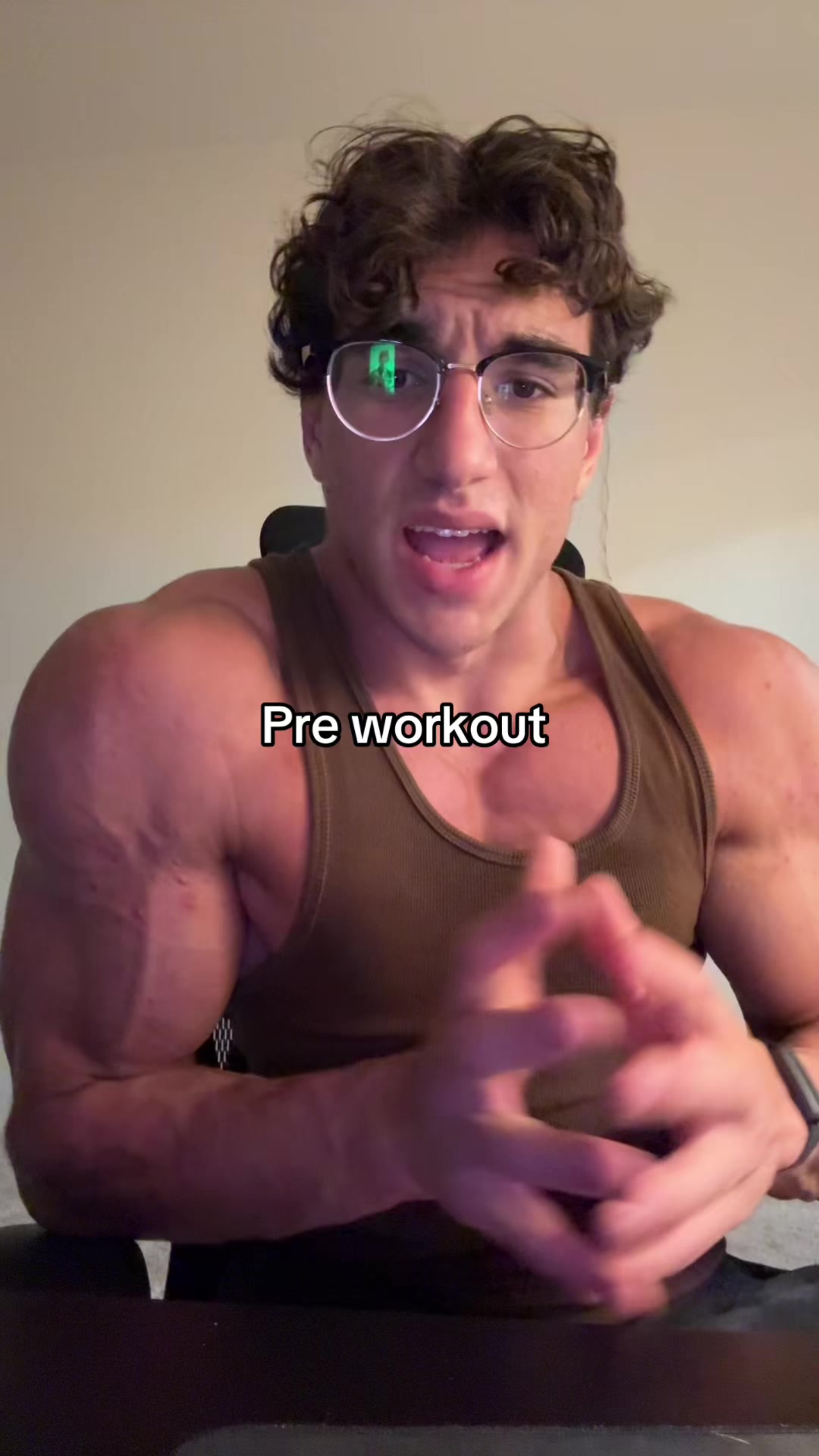 هل أحتاج إلى مكملات ما قبل التمرين لأحصل على عضلات قوية؟ كيف ومتى أتناولها (نصائح للتدريب الليلي)